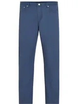 Pantalón chino azul de corte recto, confeccionado en algodón elástico con tecnología StayFresh™ de Polygiene.