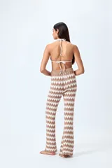 Pantalón tejido con motivo zigzag en blanco y negro, de corte flare y cintura elastizada.