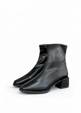 Botas cortas negras de cuero vegano, con punta cuadrada y taco geométrico.
