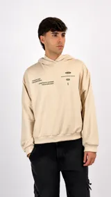 Hoodie color beige con capucha, de corte holgado y diseño estampado con texto en color verde oscuro en el frente.