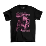 Remera negra de algodón con estampa frontal en color rosa que presenta imágenes de Avril Lavigne cantando y tocando la guitarra, junto con el texto 'Avril Lavigne' y 'Pop-Punk Princess'.