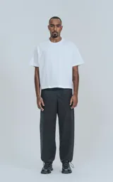 Remera de corte boxy con silueta amplia y recta, confeccionada en algodón premium. Presenta cuello redondo y mangas cortas con un calce relajado.