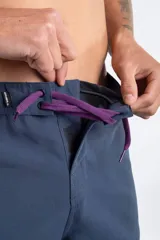Short de baño O'Neill modelo Sideswipe, color azul petroleo con costuras y cordón ajustable en violeta. Cuenta con bolsillos laterales tipo cargo y paneles laterales en contraste.