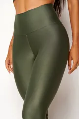 Calza deportiva de cintura alta, color verde militar, con acabado satinado y diseño ajustado.