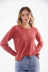 Sweater color visón de tejido de punto con cuello redondo y mangas largas.