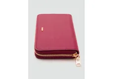 Billetera Mango modelo Martes, de color bordo, con cierre perimetral y logo metálico dorado en la parte frontal.