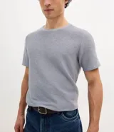 Remera masculina de corte regular, color beige melange, con cuello redondo, manga corta y textura horizontal.