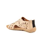 Sandalias de cuero marrón claro, estilo cerradas con diseño de perforaciones circulares en el empeine, suela plana y taco bajo.