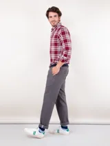 Camisa de hombre de manga larga, corte regular fit, cuello button down y cierre con botones. Diseño a cuadros tartán en tonos rojo y blanco.