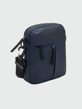 Bandolera Boss modelo Stormy, color azul marino, con logo de la marca en relieve en la parte frontal. Cuenta con compartimento principal con cierre, bolsillo frontal con cierre, correa ajustable y desmontable, y detalles de marca en los tiradores y herrajes.