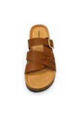 Sandalias de tiras entrelazadas color marrón tostado, con plantilla anatómica, base tipo corcho y una tira superior con hebilla metálica ajustable.