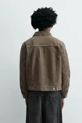 Cazadora de denim de algodón con corte regular fit, cuello solapa, cierre frontal con botones metálicos, mangas largas con puños abotonados y bolsillos laterales de vivo.