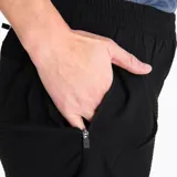 Short deportivo negro marca Merrell, con cintura elástica ajustable, bolsillos laterales con cierre y logo estampado en la pierna izquierda.