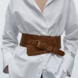 Cinto faja ancho de cuero genuino color tostado, con diseño de tachas metálicas decorativas y hebilla de metal envejecido.