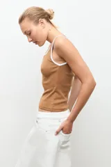 Top de canalé color tostado con ribetes blancos en el cuello y las sisas, de corte ajustado y sin mangas.