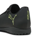 Championes de fútbol Puma Future 8 Play TT, color negro con detalles en verde lima. Diseño con textura en el empeine y suela multitaco para césped sintético.