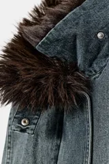 Chaqueta tipo bomber de denim lavado azul, corte holgado, con cuello solapa y aplicación de pelo sintético marrón desmontable. Presenta bolsillos delanteros y bajo acabado en elástico.