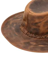 Sombrero estilo western o australiano de cuero marrón con acabado envejecido. Presenta una corona con ventilación y un ala ancha. La base de la corona está adornada con una banda trenzada de cuero del mismo color.