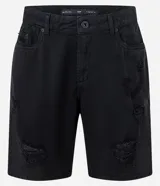 Bermuda masculina de sarga color beige con corte slim, diseño con roturas estilo destroyed y cierre tradicional de botón y cremallera.