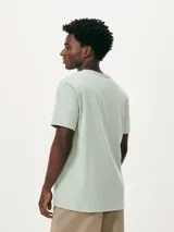 Camiseta básica de manga corta y cuello redondo, color rojo oscuro.