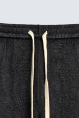 Pantalón relaxed fit tejido en hilatura de algodón con estructura, color verde militar. Presenta cintura elástica ajustable con cordón en contraste, bolsillos de vivo frontales y detalle de bolsillo trasero.