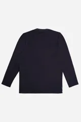 Remera de manga larga color negro con textura micro y gráfica frontal en relieve con diseño tipográfico. Presenta cuello redondo y corte regular.