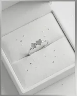 Anillo de plata 925 con dijes colgantes en forma de estrella y corazón.