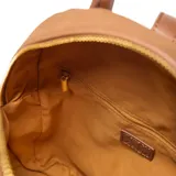 Mochila estructurada compacta color tostado, con material exterior de símil gamuza combinado con PU. Cuenta con doble asa corta superior, correas traseras regulables, compartimento principal con cierre superior, bolsillo interno con cierre y herrajes metálicos dorados.