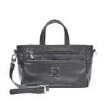 Bandolera de cuero con textura granulada, cuenta con doble asa de mano y correa larga ajustable y extraíble. Presenta un bolsillo frontal con cierre y placa metálica con logo de la marca en el centro.