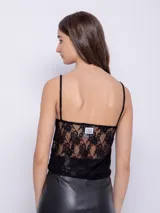 Top negro de puntilla con transparencias, sin mangas y con tirantes finos.