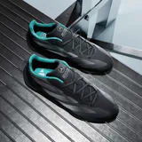 Championes Adidas Feroza Base Mer de color negro, con las icónicas tres tiras de la marca en tono plateado y detalles en color menta en el cuello y el lateral. Diseño aerodinámico de estilo deportivo.