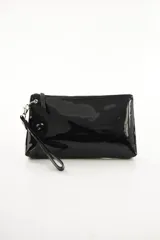 Clutch o sobre de fiesta rectangular de cuero color plateado, con diseño plano, cierre superior y correa de muñeca desmontable.