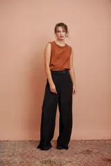 Pantalón negro de corte ancho con pinzas y pretina ancha.