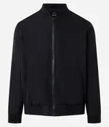 Campera bomber color beige, con cuello alto, cierre frontal con cremallera, bolsillos laterales y puños y cintura elastizados.