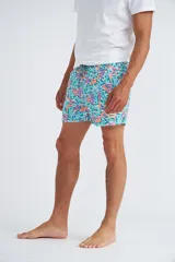 Short de baño blanco con estampado de flores pequeñas en negro, con cordón ajustable en la cintura.