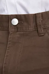 Pantalón de corte recto y estilo clásico, confeccionado en sarga de algodón con elastano. Cuenta con diseño de cinco bolsillos, cierre frontal con botón metálico y costuras reforzadas.