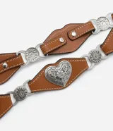 Cinturón marrón de cuero sintético con eslabones plateados y detalle de corazones.