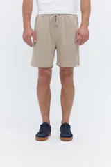 Short de algodón color beige, de diseño liso con cintura elastizada y cordón ajustable.