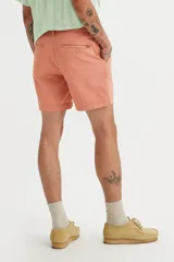 Bermuda de sarga color salmón, con bolsillos laterales y traseros.