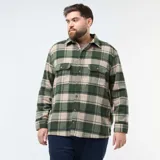 Sobrecamisa de franela con estampado de cuadros en tonos verde y beige, manga larga, cuello clásico y cierre frontal con botones. Cuenta con dos bolsillos frontales con solapa y botón.