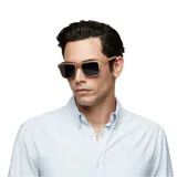 Lentes de sol Indie Growler con montura cuadrada de madera color nogal y lentes polarizados color gris oscuro.