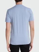Remera de algodón de corte regular fit, color azul claro, con un diseño sutil en relieve de formas onduladas en el frente.