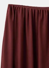 Pantalón balloon de tiro medio, color bordó, con cintura ajustable elastizada y bajos con goma elástica.