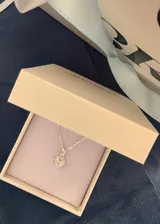 Cadena plateada con dije de corazón con circonia blanca.