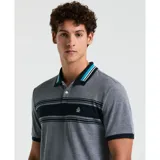 Polo gris jaspeado de piqué Birdseye con detalle de rayas horizontales en el pecho en azul marino y blanco. Cuello con tapeta de botones y logo bordado en el pecho.