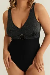 Malla entera negra con escote en V, aplique de aro metálico en el cinto y detalle de lurex plateado en la parte superior. Confeccionada con tela que contiene fibra LYCRA® XTRA LIFE™ y bolsillo interno en busto para colocar copa removible o prótesis externa.