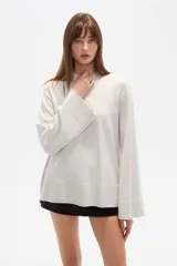 Sweater de viscosa color rojo, con cuello polera, corte holgado y pespuntes decorativos.