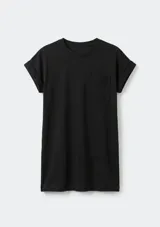 Vestido corto negro de manga corta, con corte recto, escote redondo y un bolsillo aplicado en el pecho.