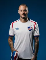 Camiseta de fútbol Umbro del Club Nacional de Football, modelo Home 2025. Diseño en color blanco con detalles en azul y rojo en el cuello y los puños, incorporando el escudo del club y el logo de la marca en el pecho.