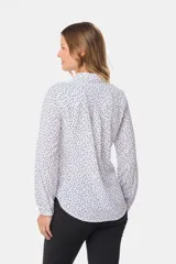 Blusa tipo camisa blanca de manga larga con botones nacarados ocultos con cartera. Tela suave y sedosa con doble capa en el frente para evitar transparencias.